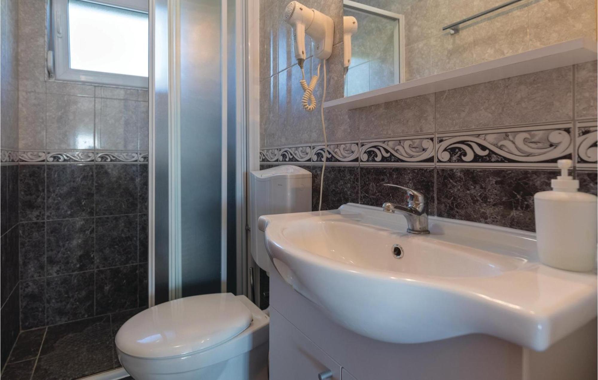 1 Bedroom Cozy Apartment In Klek Exterior photo